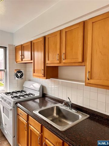 401 W Madison Avenue 27, Dumont, NJ 07628