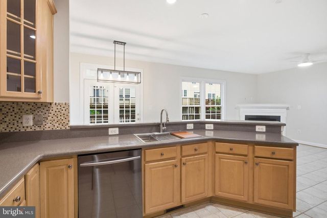 8908 ROYAL HANNAH LN, Fairfax, VA 22031