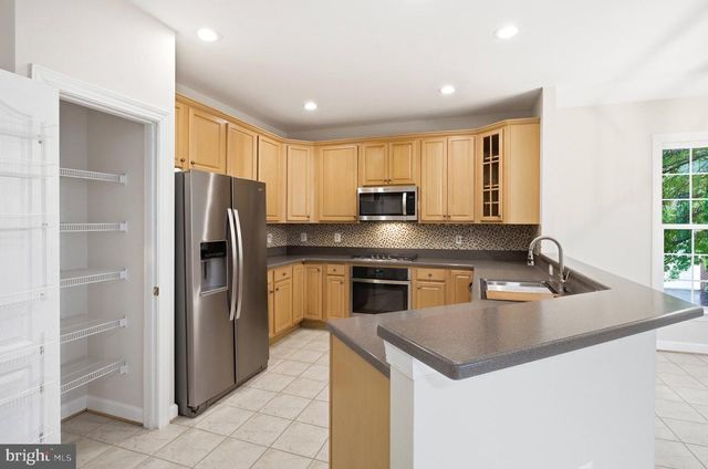 8908 ROYAL HANNAH LN, Fairfax, VA 22031