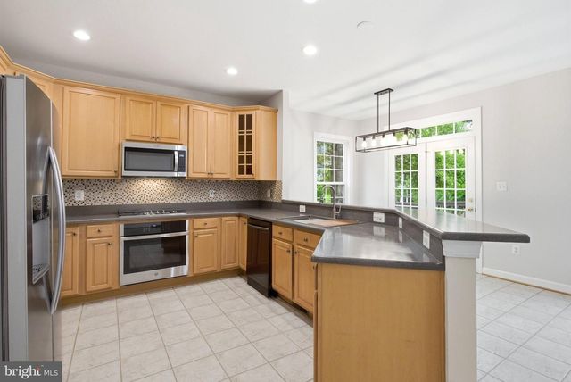 8908 ROYAL HANNAH LN, Fairfax, VA 22031