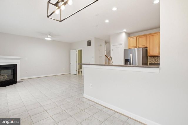 8908 ROYAL HANNAH LN, Fairfax, VA 22031