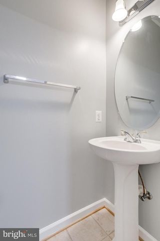 8908 ROYAL HANNAH LN, Fairfax, VA 22031