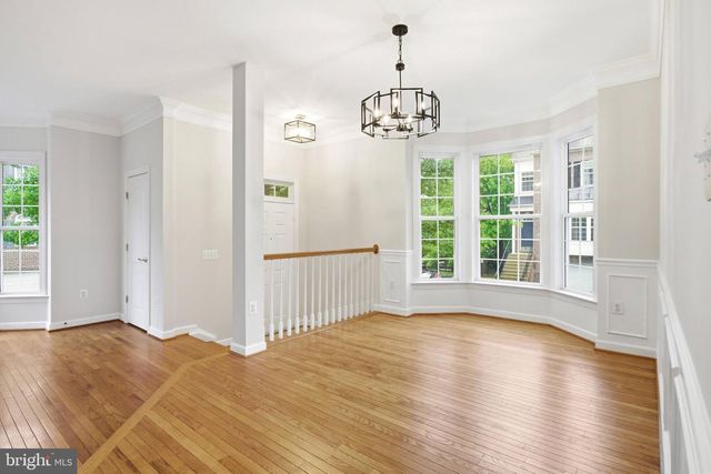 8908 ROYAL HANNAH LN, Fairfax, VA 22031