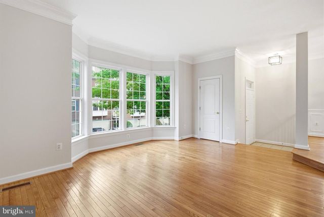 8908 ROYAL HANNAH LN, Fairfax, VA 22031
