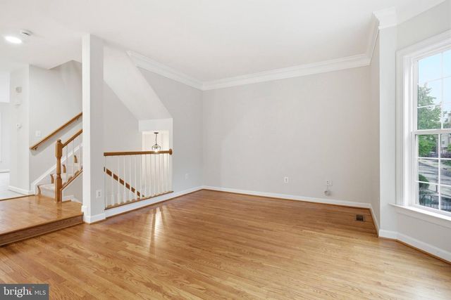 8908 ROYAL HANNAH LN, Fairfax, VA 22031