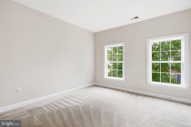 8908 ROYAL HANNAH LN, Fairfax, VA 22031