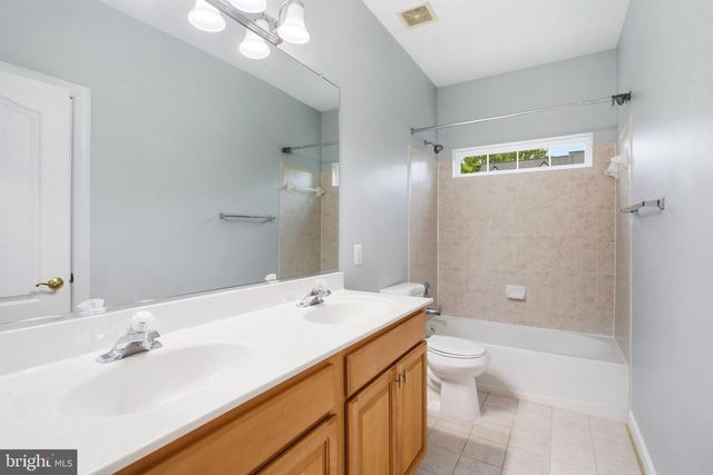 8908 ROYAL HANNAH LN, Fairfax, VA 22031