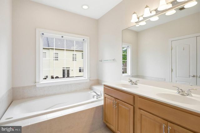 8908 ROYAL HANNAH LN, Fairfax, VA 22031