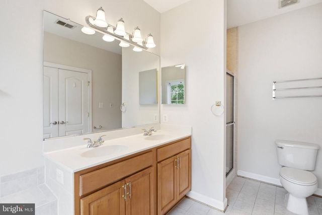 8908 ROYAL HANNAH LN, Fairfax, VA 22031