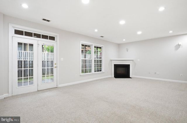 8908 ROYAL HANNAH LN, Fairfax, VA 22031