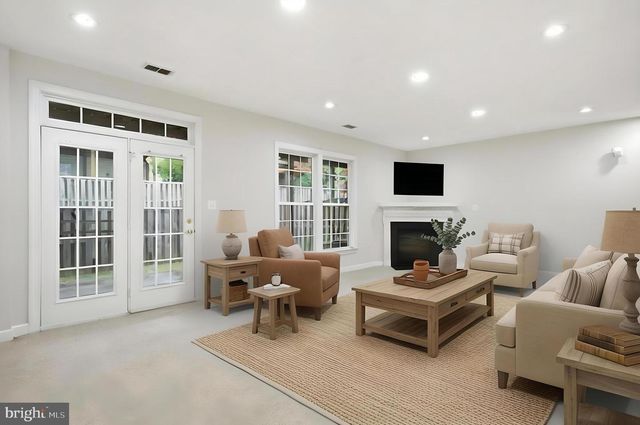8908 ROYAL HANNAH LN, Fairfax, VA 22031