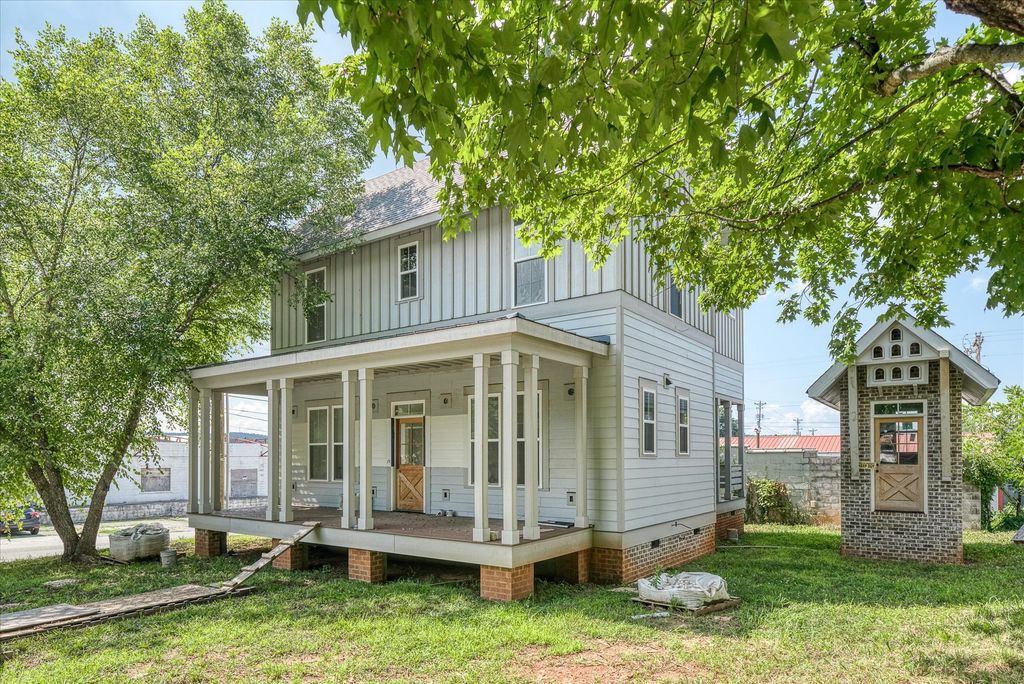 200 E Cedar St, Livingston, TN 38570