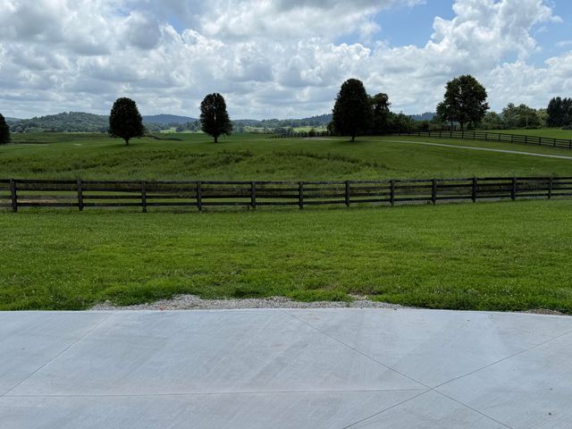 1615 White Road, Somerset, KY 42503