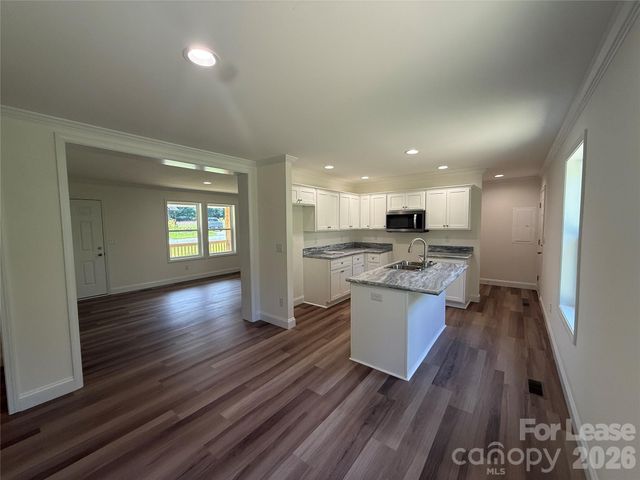 204 Oscelake Way, Hendersonville, NC 28739