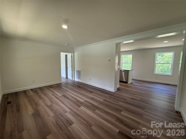 204 Oscelake Way, Hendersonville, NC 28739