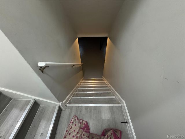 1753 E Milton Avenue, Hazel Park, MI 48030