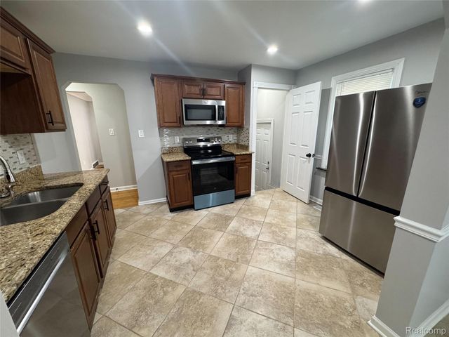 1753 E Milton Avenue, Hazel Park, MI 48030