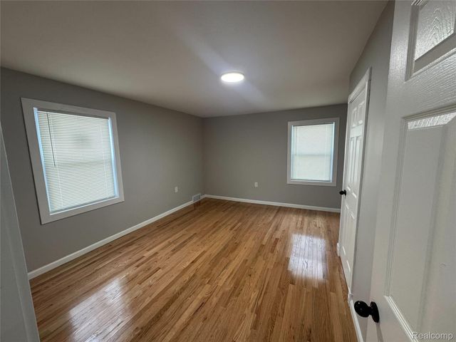 1753 E Milton Avenue, Hazel Park, MI 48030