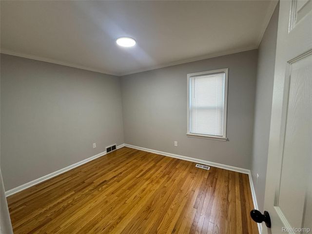 1753 E Milton Avenue, Hazel Park, MI 48030