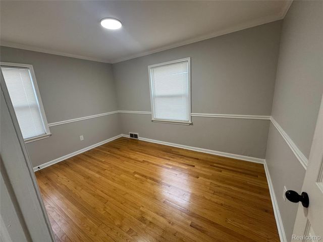 1753 E Milton Avenue, Hazel Park, MI 48030