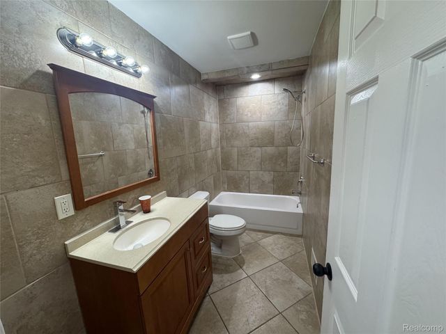 1753 E Milton Avenue, Hazel Park, MI 48030