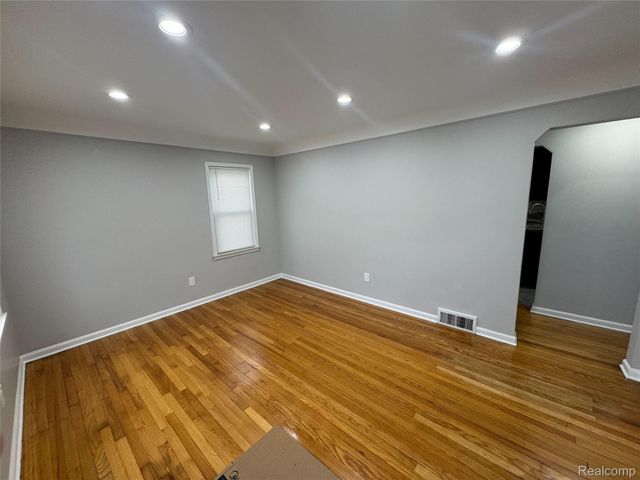 1753 E Milton Avenue, Hazel Park, MI 48030