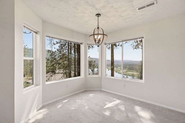 10599 W Lakeside Ln, Nine Mile Falls, WA 99026