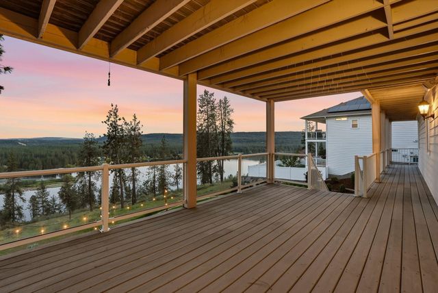 10599 W Lakeside Ln, Nine Mile Falls, WA 99026
