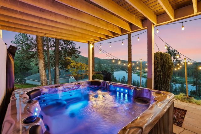 10599 W Lakeside Ln, Nine Mile Falls, WA 99026