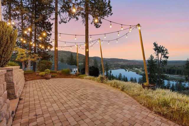 10599 W Lakeside Ln, Nine Mile Falls, WA 99026