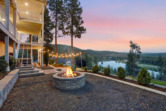 10599 W Lakeside Ln, Nine Mile Falls, WA 99026