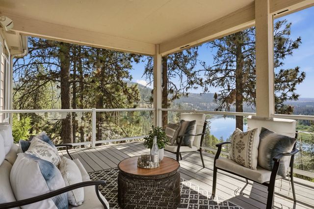 10599 W Lakeside Ln, Nine Mile Falls, WA 99026