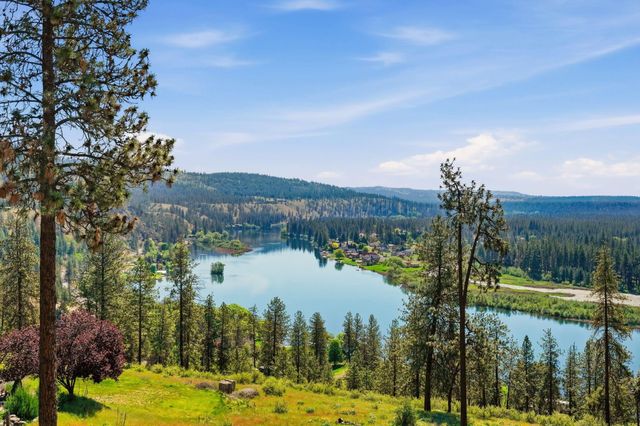 10599 W Lakeside Ln, Nine Mile Falls, WA 99026
