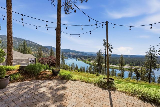 10599 W Lakeside Ln, Nine Mile Falls, WA 99026