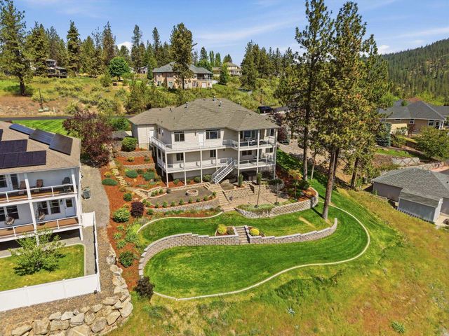 10599 W Lakeside Ln, Nine Mile Falls, WA 99026
