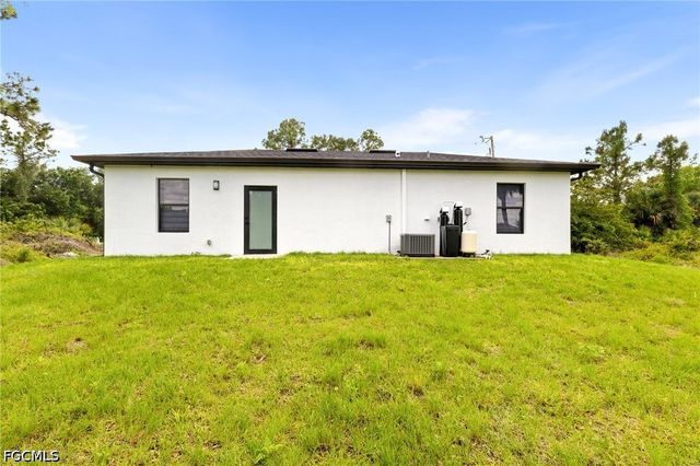 1137 Essex ST E, Lehigh Acres, FL 33974