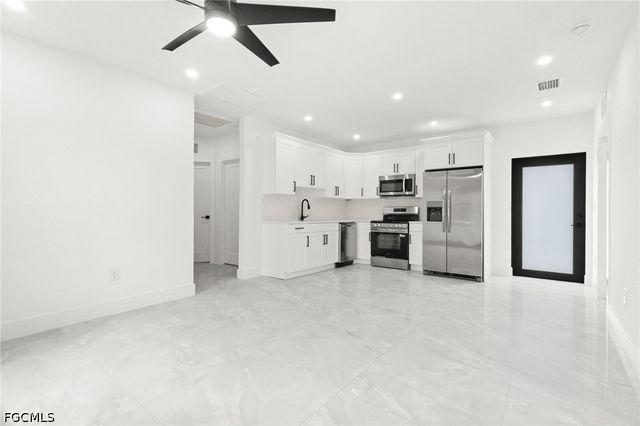 1137 Essex ST E, Lehigh Acres, FL 33974