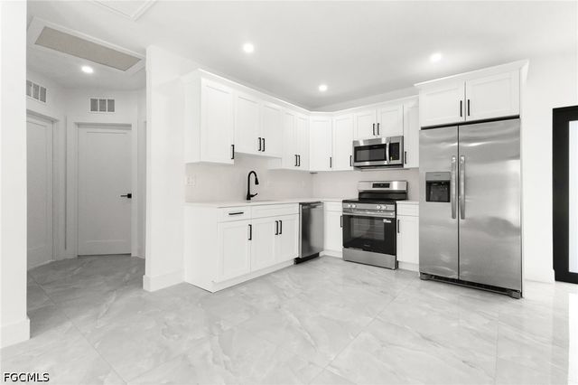 1137 Essex ST E, Lehigh Acres, FL 33974