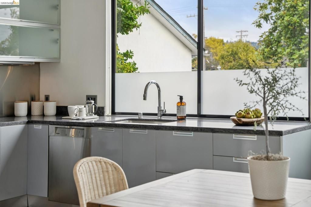 Image 38 of property listing at 2211 5Th St B, Berkeley, CA 94710