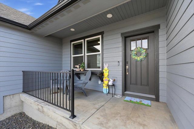 18240 E 17th Ln, Greenacres, WA 99016