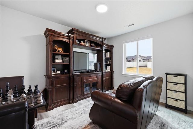 18240 E 17th Ln, Greenacres, WA 99016