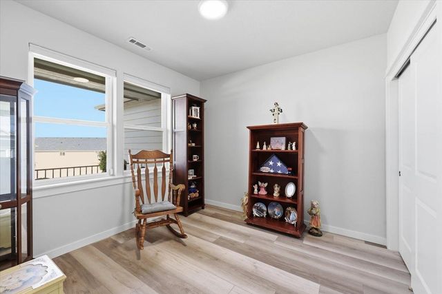 18240 E 17th Ln, Greenacres, WA 99016