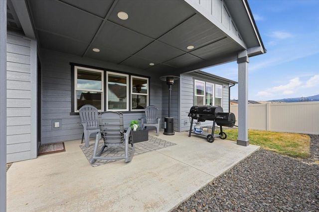 18240 E 17th Ln, Greenacres, WA 99016