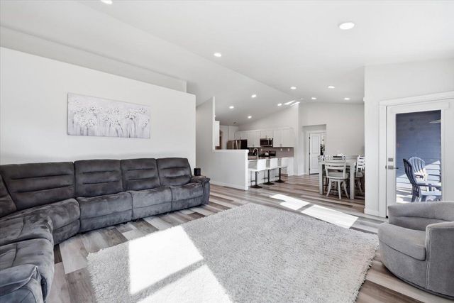 18240 E 17th Ln, Greenacres, WA 99016