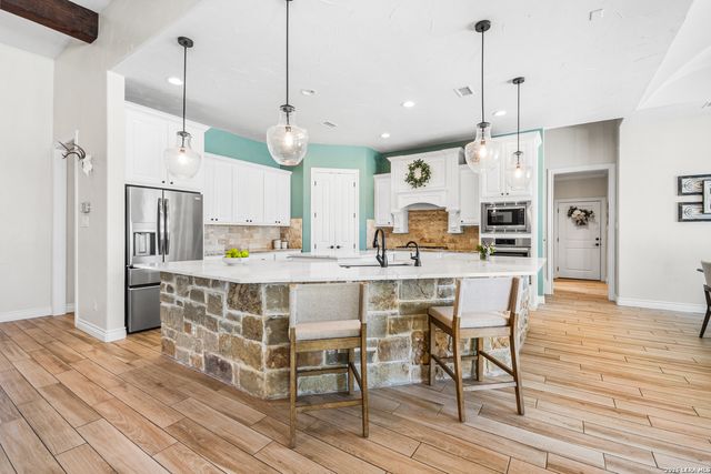 332 Ranch Pass, Fair Oaks Ranch, TX 78015