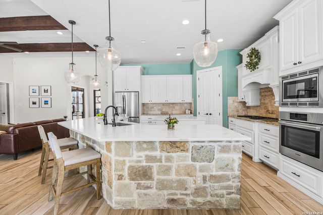 332 Ranch Pass, Fair Oaks Ranch, TX 78015