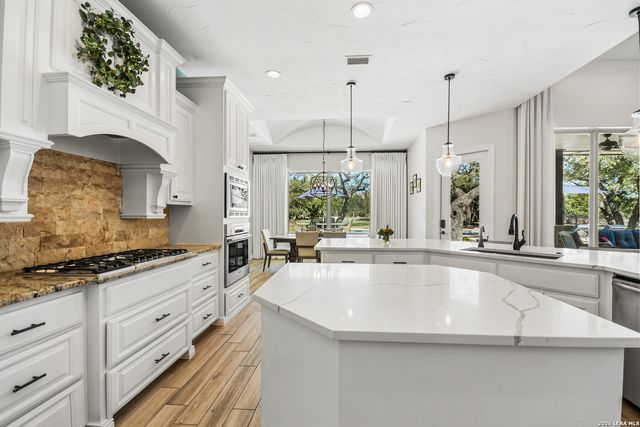 332 Ranch Pass, Fair Oaks Ranch, TX 78015