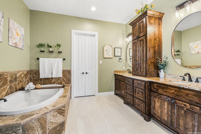 332 Ranch Pass, Fair Oaks Ranch, TX 78015