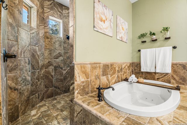 332 Ranch Pass, Fair Oaks Ranch, TX 78015