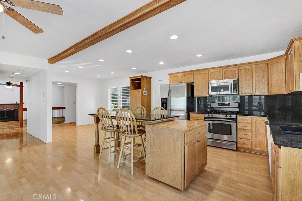 Image 5 of property listing at 2048 Shelby Lane, Simi Valley, CA 93065